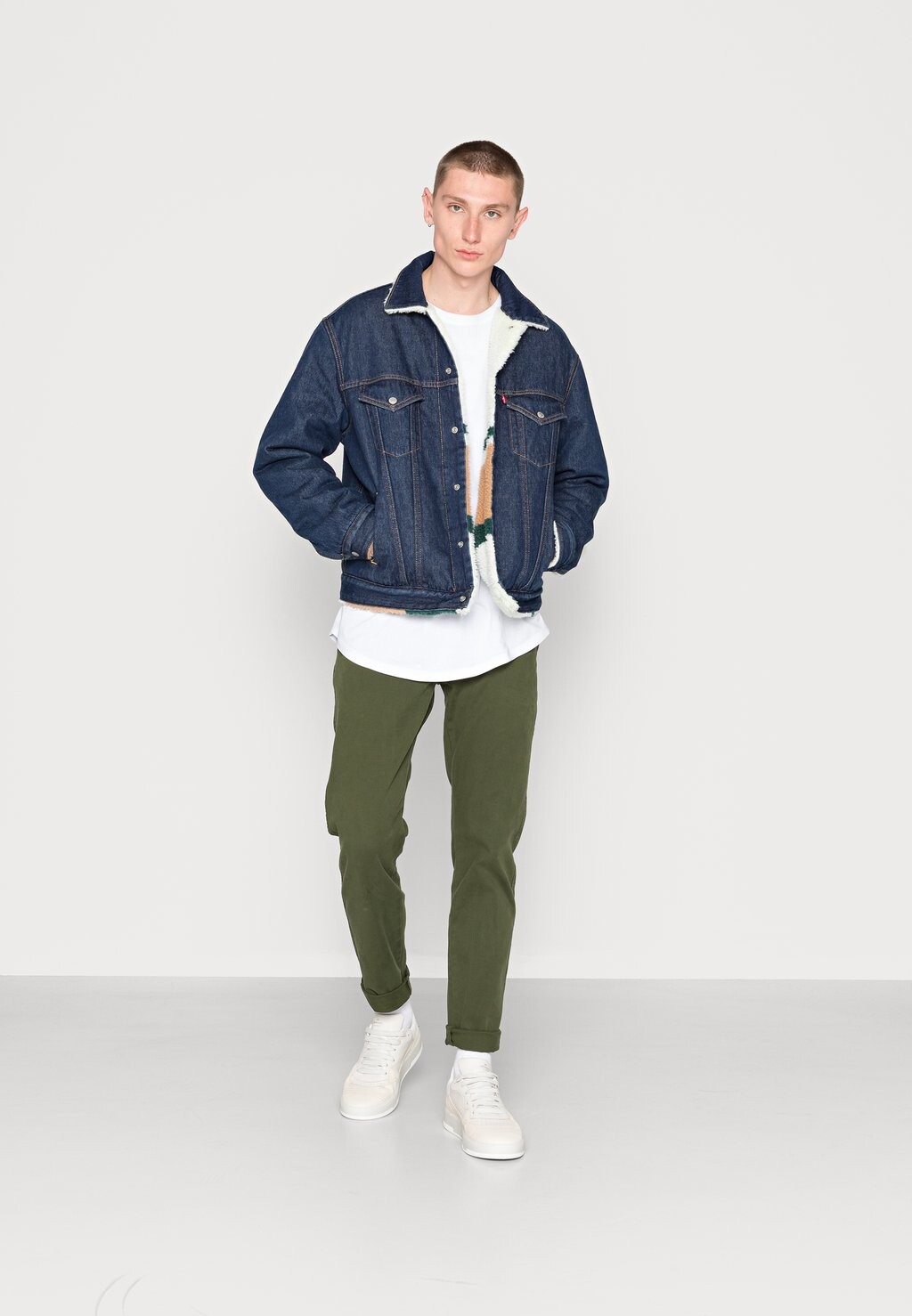 Джинсовая куртка Levi's SHERPA TRUCKER, цвет индиго, каменная мойка, цвет medium indigo stonewash
Джинсовая куртка Levi's SHERPA TRUCKER, цвет индиго, каменная мойка, цвет medium indigo stonewash