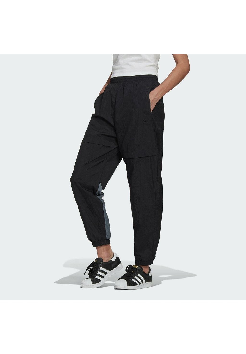 Брюки для бега ADICOLOR SLICED TREFOIL JAPONA TRACKSUIT BOTTOMS adidas Originals, цвет black
Брюки для бега ADICOLOR SLICED TREFOIL JAPONA TRACKSUIT BOTTOMS adidas Originals, цвет black