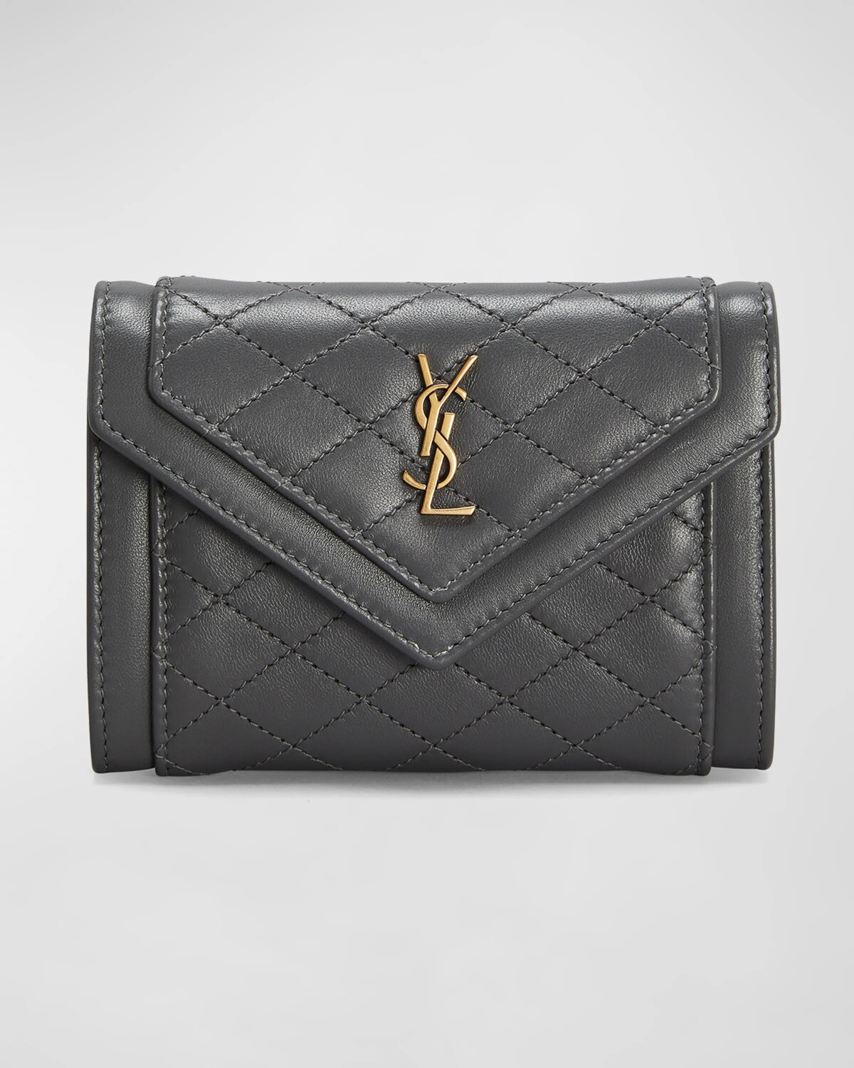 Маленький кошелек-конверт Gaby YSL с клапаном из стеганой гладкой кожи Saint Laurent, цвет Storm
Маленький кошелек-конверт Gaby YSL с клапаном из стеганой гладкой кожи Saint Laurent, цвет Storm