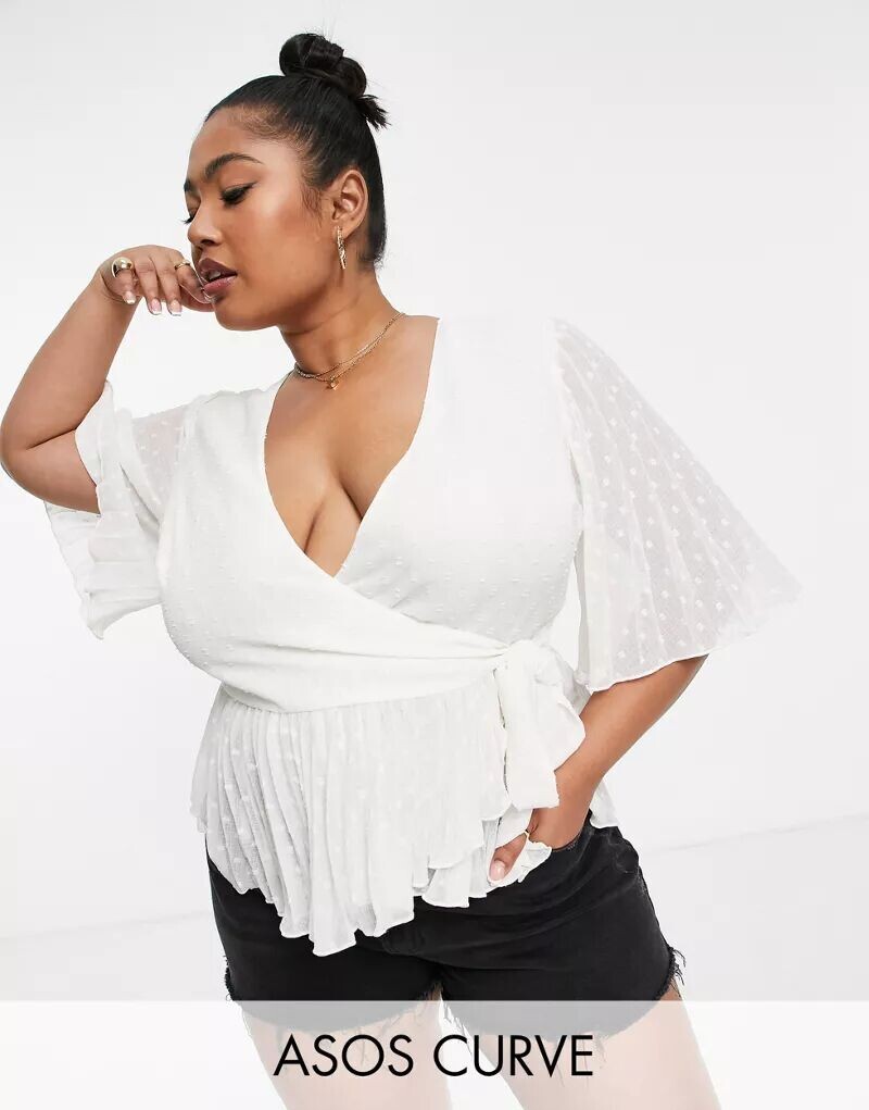 Блузка добби с запахом и короткими рукавами ASOS Curve цвета слоновой кости и плиссированной баской по низу
Блузка добби с запахом и короткими рукавами ASOS Curve цвета слоновой кости и плиссированной баской по низу