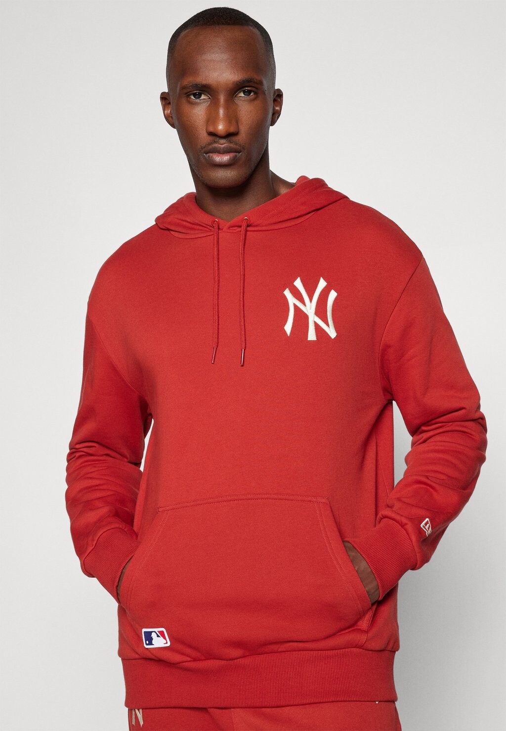 Толстовка с символикой MLB NEW YORK YANKEES LEAGUE ESSENTIALS HOODY New Era, красный
Толстовка с символикой MLB NEW YORK YANKEES LEAGUE ESSENTIALS HOODY New Era, красный