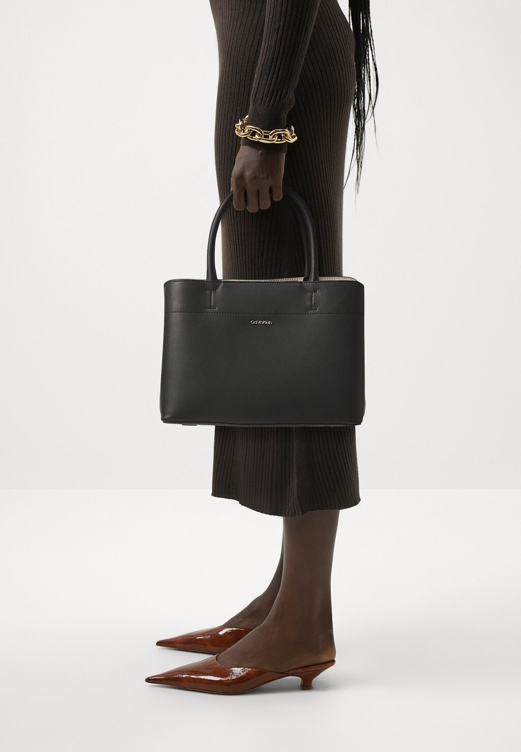 Сумка через плечо BUSINESS MEDIUM TOTE SAFFIANO Calvin Klein, цвет black/sand pebble
Сумка через плечо BUSINESS MEDIUM TOTE SAFFIANO Calvin Klein, цвет black/sand pebble