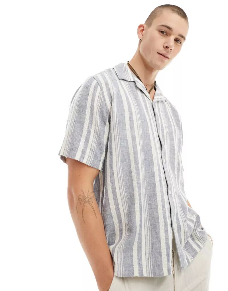 Синяя рубашка с короткими рукавами из смесового льна Abercrombie & Fitch свободного кроя и фактурными полосками
Синяя рубашка с короткими рукавами из смесового льна Abercrombie & Fitch свободного кроя и фактурными полосками