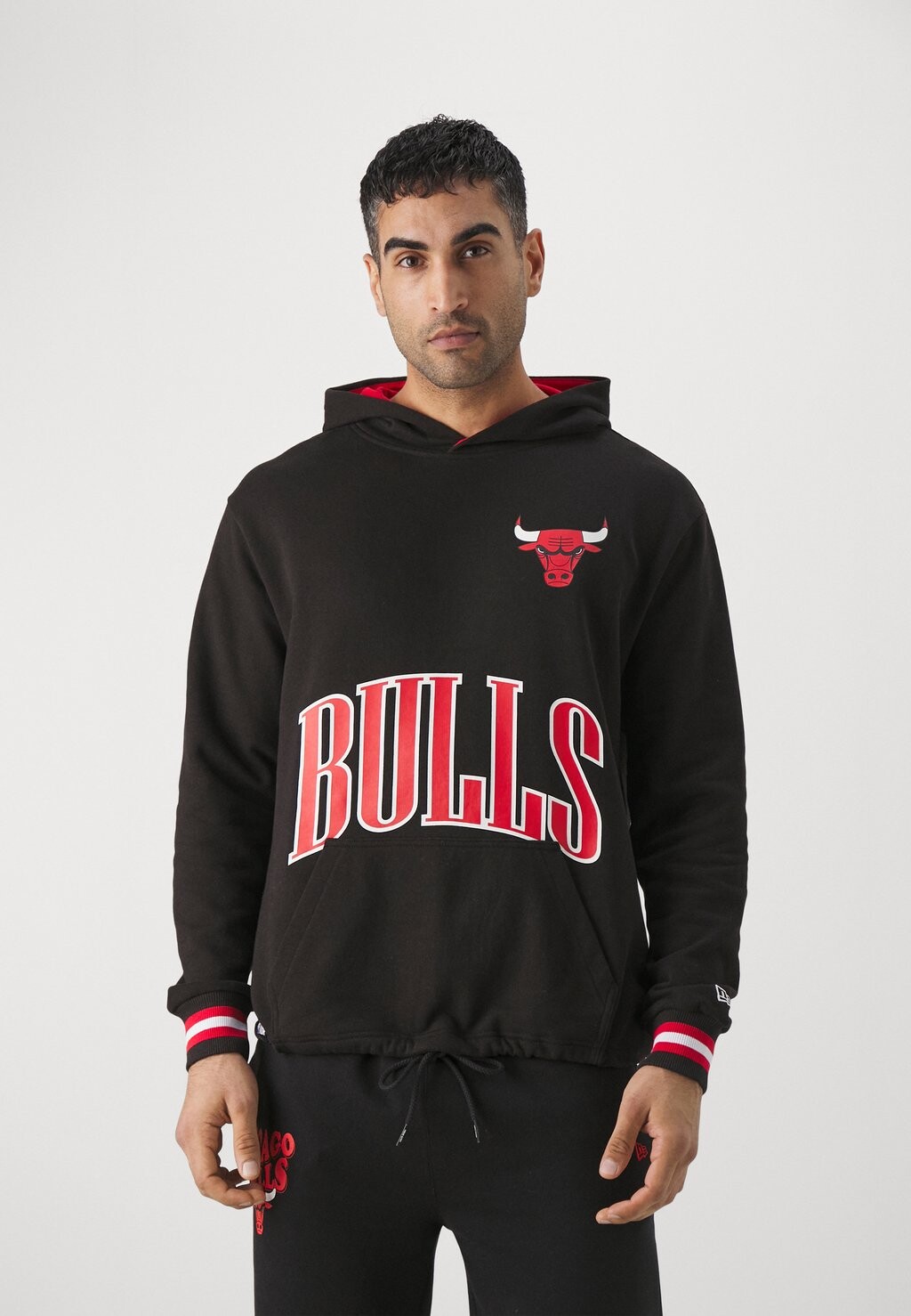 Team Толстовка с капюшоном NBA CHICAGO BULLS ARCH GRAPHIC New Era, цвет black/red
Team Толстовка с капюшоном NBA CHICAGO BULLS ARCH GRAPHIC New Era, цвет black/red