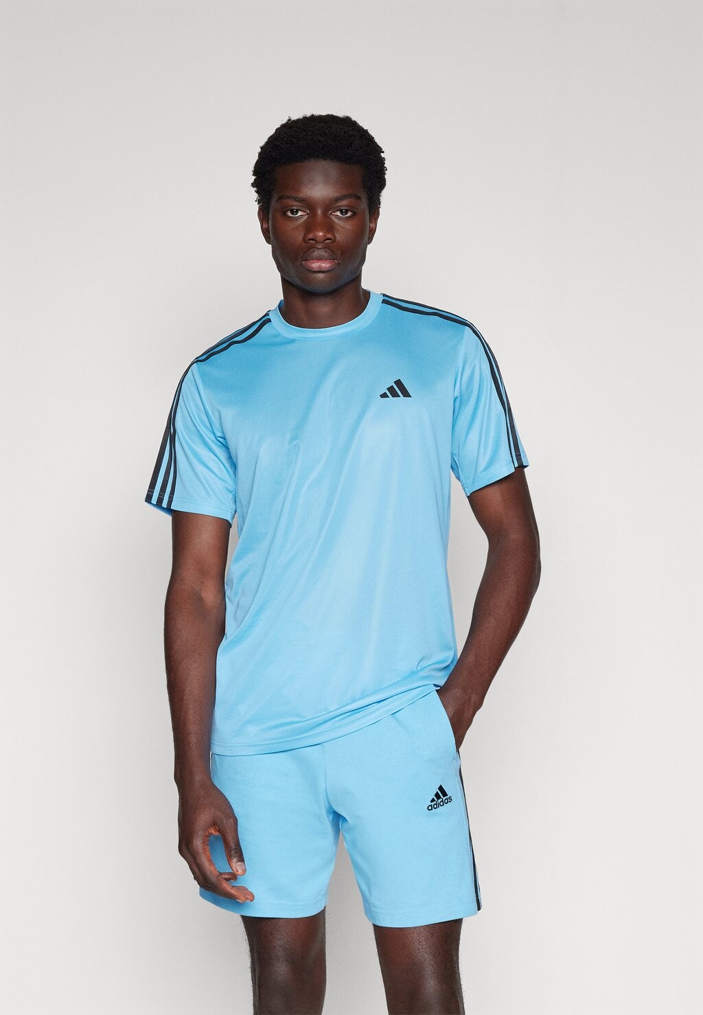 Футболка с принтом TRAIN ESSENTIALS 3STRIPE adidas Performance, цвет blue burst black
Футболка с принтом TRAIN ESSENTIALS 3STRIPE adidas Performance, цвет blue burst black