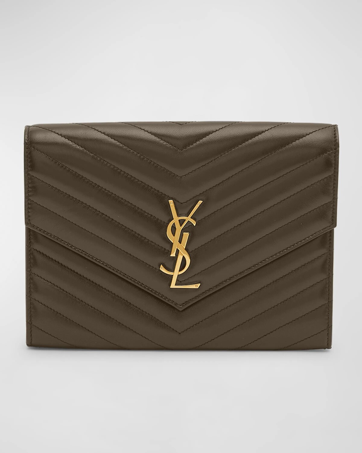 Клатч YSL с клапаном и монограммой из гладкой кожи Saint Laurent, цвет Light Musk
Клатч YSL с клапаном и монограммой из гладкой кожи Saint Laurent, цвет Light Musk