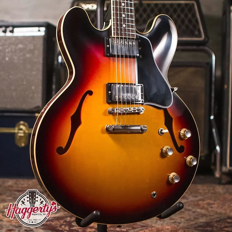 Электрогитара Gibson 1961 ES-335 Reissue - VOS Vintage Burst with Brown/Pink Custom Shop Hardshell
Электрогитара Gibson 1961 ES-335 Reissue - VOS Vintage Burst with Brown/Pink Custom Shop Hardshell