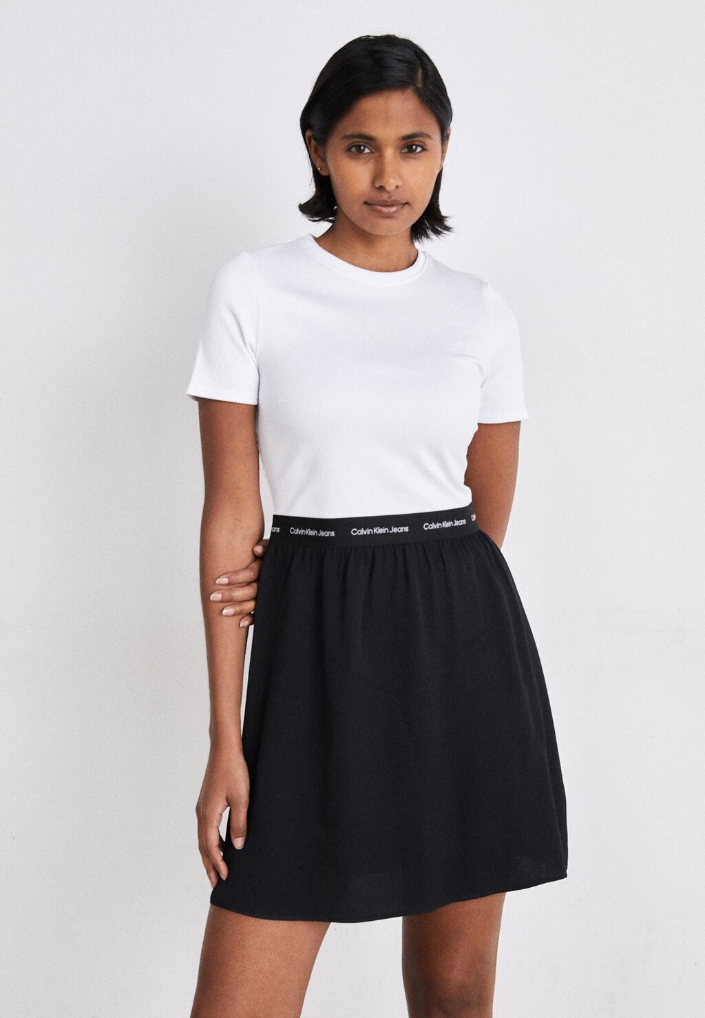 Дневное платье LOGO ELASTIC SHORT SLEEVE DRESS Calvin Klein Jeans, цвет bright white/black
Дневное платье LOGO ELASTIC SHORT SLEEVE DRESS Calvin Klein Jeans, цвет bright white/black
