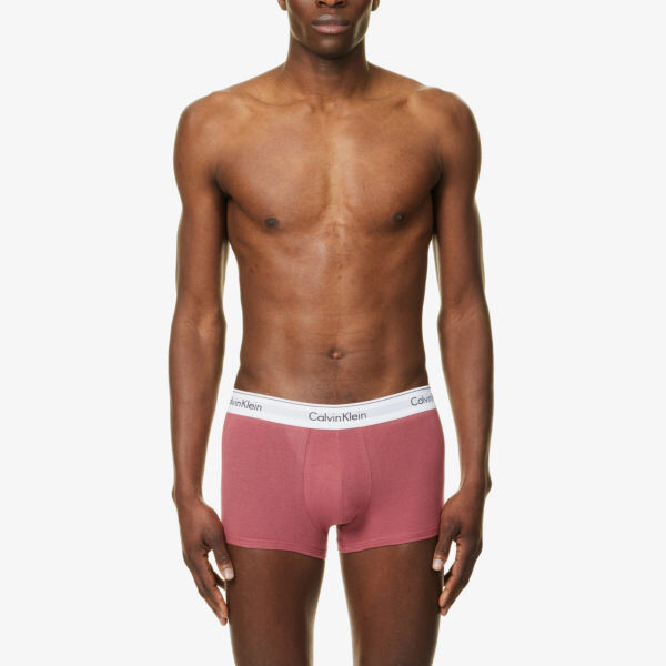 Набор из трех плавок из эластичного хлопка с поясом и логотипом Calvin Klein, мультиколор
Набор из трех плавок из эластичного хлопка с поясом и логотипом Calvin Klein, мультиколор
