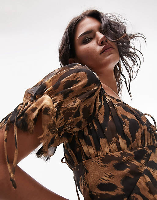 Праздничное платье Topshop со шнуровкой сзади и необработанными швами с животным принтом
Праздничное платье Topshop со шнуровкой сзади и необработанными швами с животным принтом