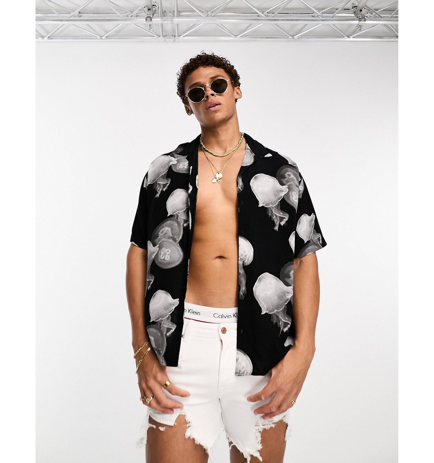 Черная рубашка свободного кроя с воротником и принтом в виде медуз Jack & Jones Originals
Черная рубашка свободного кроя с воротником и принтом в виде медуз Jack & Jones Originals