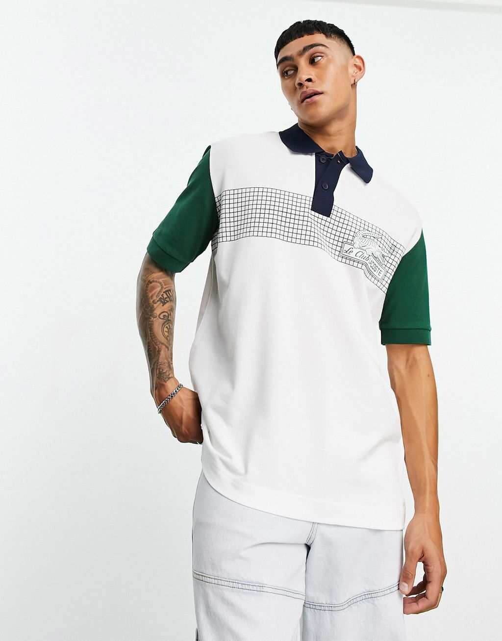 Белая рубашка-поло свободного кроя с рисунком спереди Lacoste в стиле колор-блок
Белая рубашка-поло свободного кроя с рисунком спереди Lacoste в стиле колор-блок