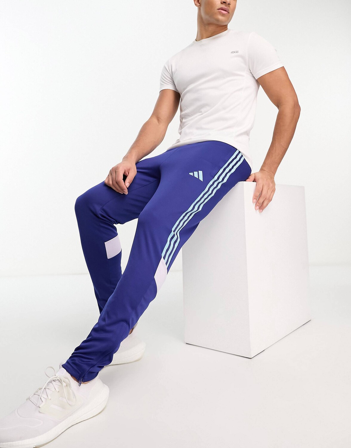 Темно-синие джоггеры с 3 полосками adidas Sportswear House Of Tiro adidas performance
Темно-синие джоггеры с 3 полосками adidas Sportswear House Of Tiro adidas performance
