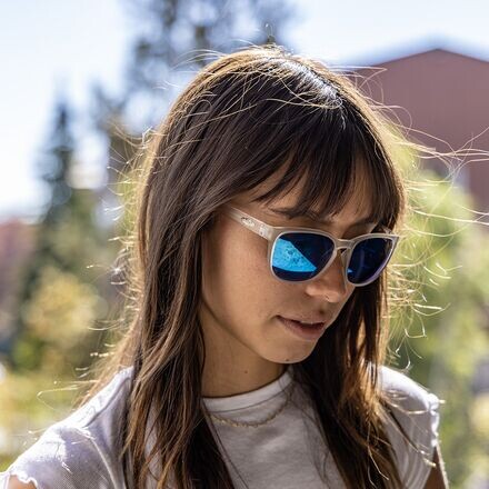 Поляризованные солнцезащитные очки Loveseat Suncloud Polarized Optics, цвет Matte Crystal/Polar Blue Mirror
Поляризованные солнцезащитные очки Loveseat Suncloud Polarized Optics, цвет Matte Crystal/Polar Blue Mirror