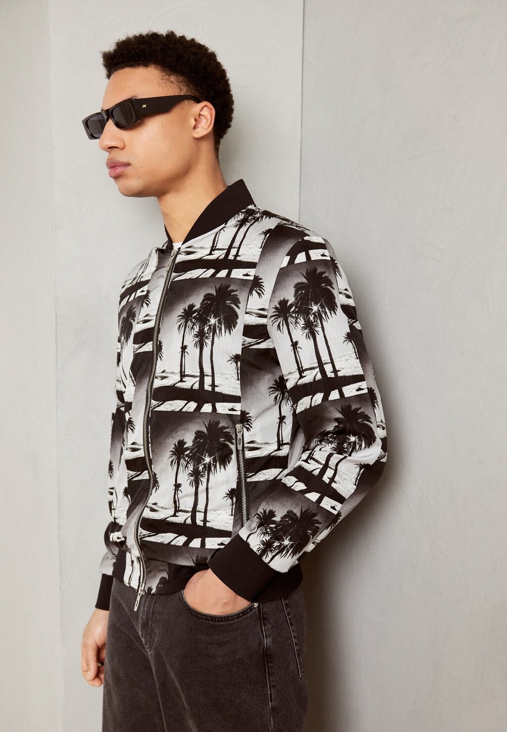 Куртка-бомбер REGULAR FIT PRINTED WITH LOGOED BADGE Antony Morato, цвет multicolore
Куртка-бомбер REGULAR FIT PRINTED WITH LOGOED BADGE Antony Morato, цвет multicolore