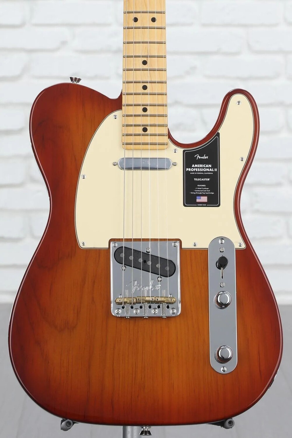 Fender American Professional II Telecaster — Sienna Sunburst с кленовой накладкой на гриф
Fender American Professional II Telecaster — Sienna Sunburst с кленовой накладкой на гриф