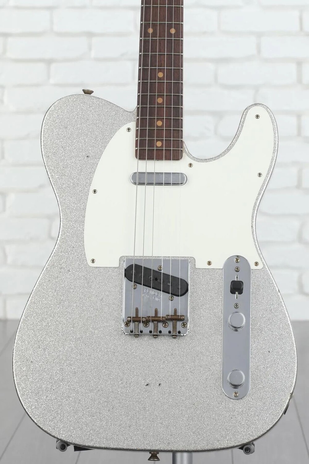 Ограниченная серия Fender Custom Shop '60 Электрогитара Telecaster Journeyman Relic - Silver Sparkle
Ограниченная серия Fender Custom Shop '60 Электрогитара Telecaster Journeyman Relic - Silver Sparkle