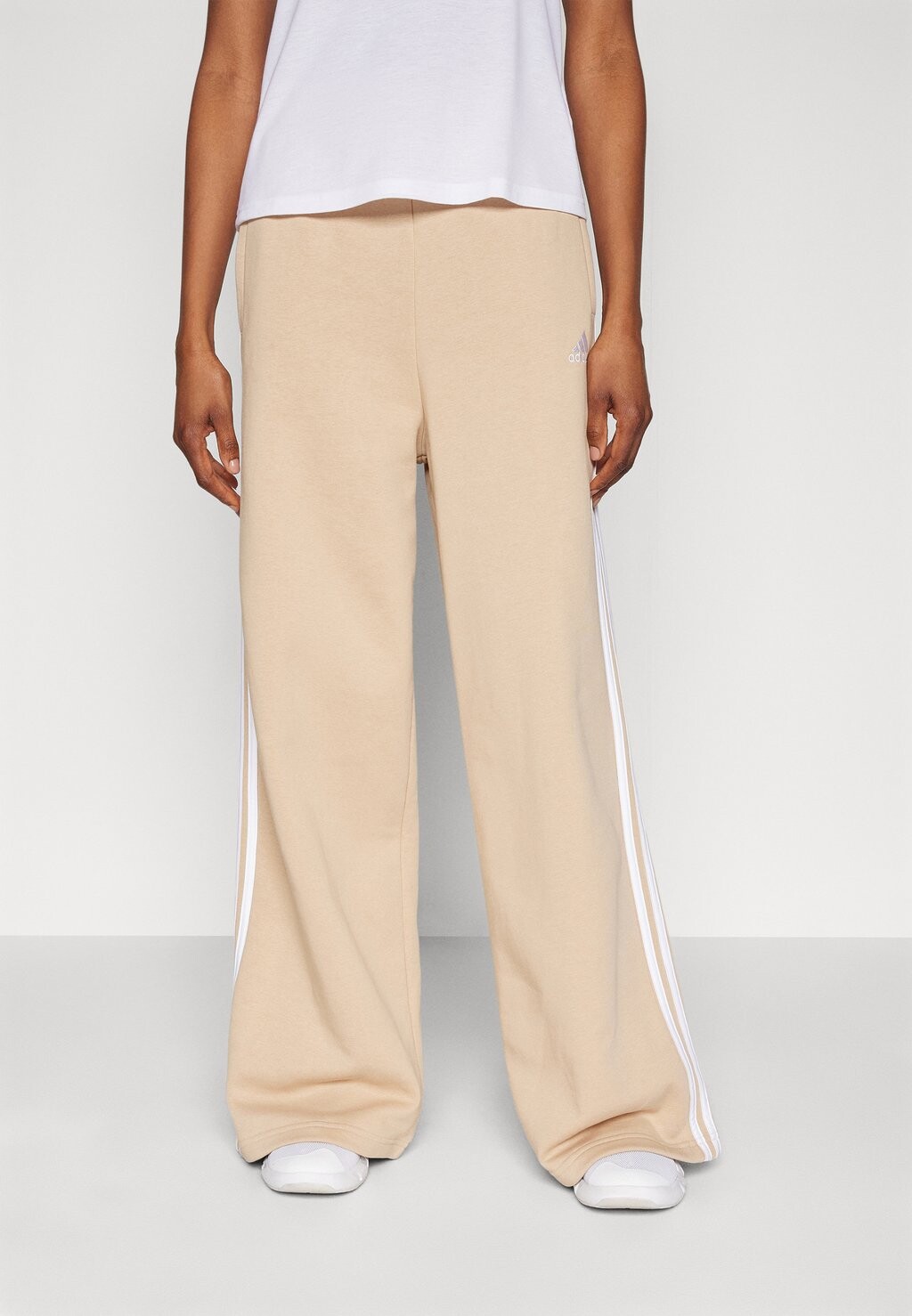Спортивные штаны ESSENTIALS STRIPES WIDE PANT adidas Sportswear, цвет magic beige
Спортивные штаны ESSENTIALS STRIPES WIDE PANT adidas Sportswear, цвет magic beige