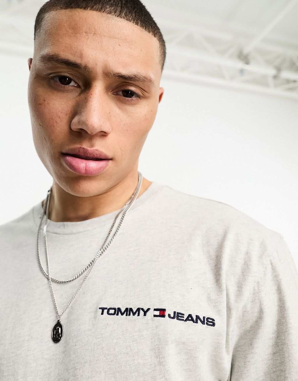 Серая классическая футболка с длинными рукавами и логотипом на груди Tommy Jeans, Серый
Серая классическая футболка с длинными рукавами и логотипом на груди Tommy Jeans, Серый