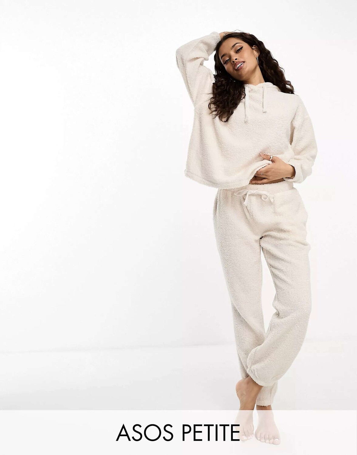 ASOS DESIGN Petite уютный комплект из худи и джоггеров кремового цвета с принтом «борг» в стиле Lounge
ASOS DESIGN Petite уютный комплект из худи и джоггеров кремового цвета с принтом «борг» в стиле Lounge