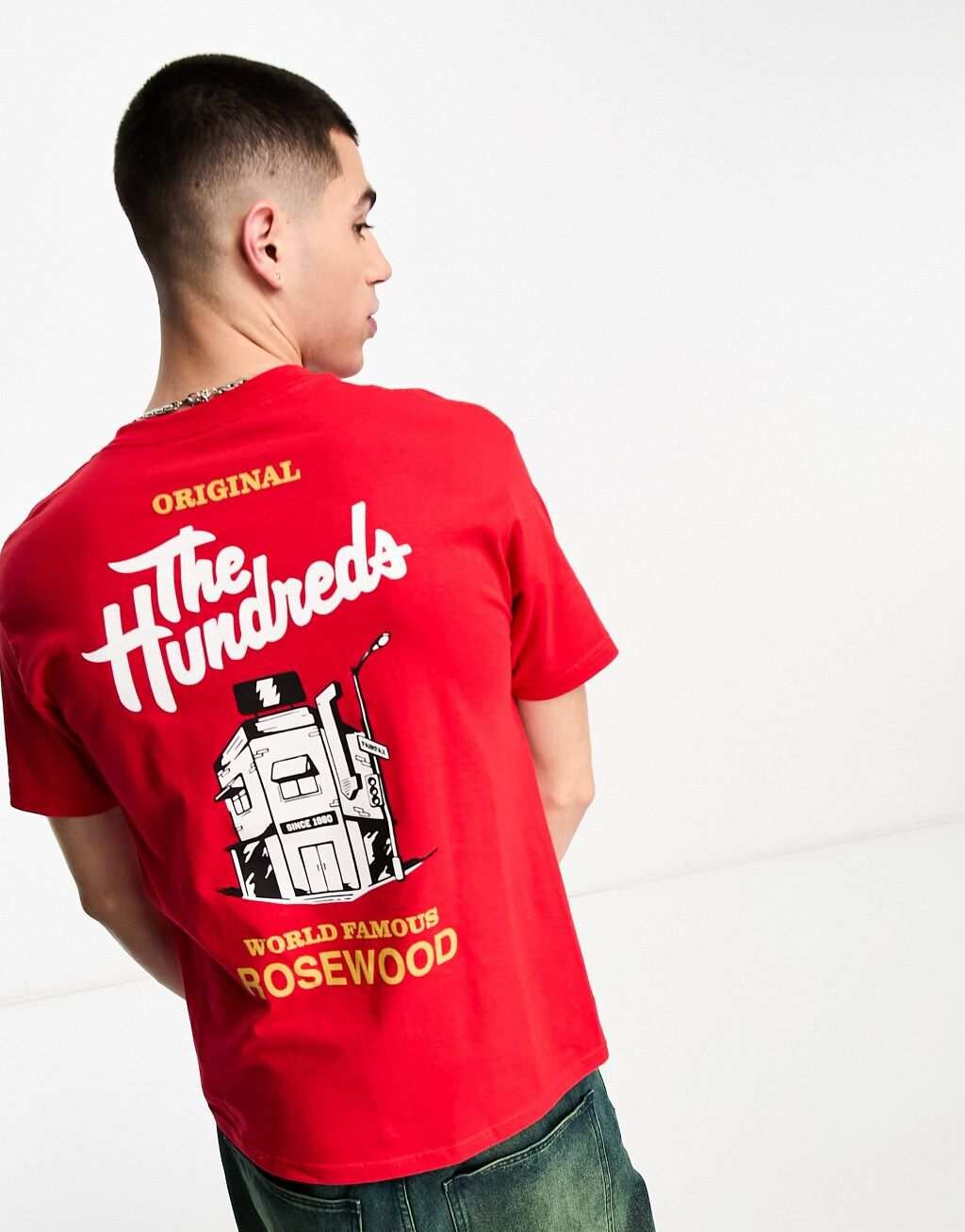 Всемирно известная красная футболка The Hundreds с принтом на груди и спине, Красный
Всемирно известная красная футболка The Hundreds с принтом на груди и спине, Красный