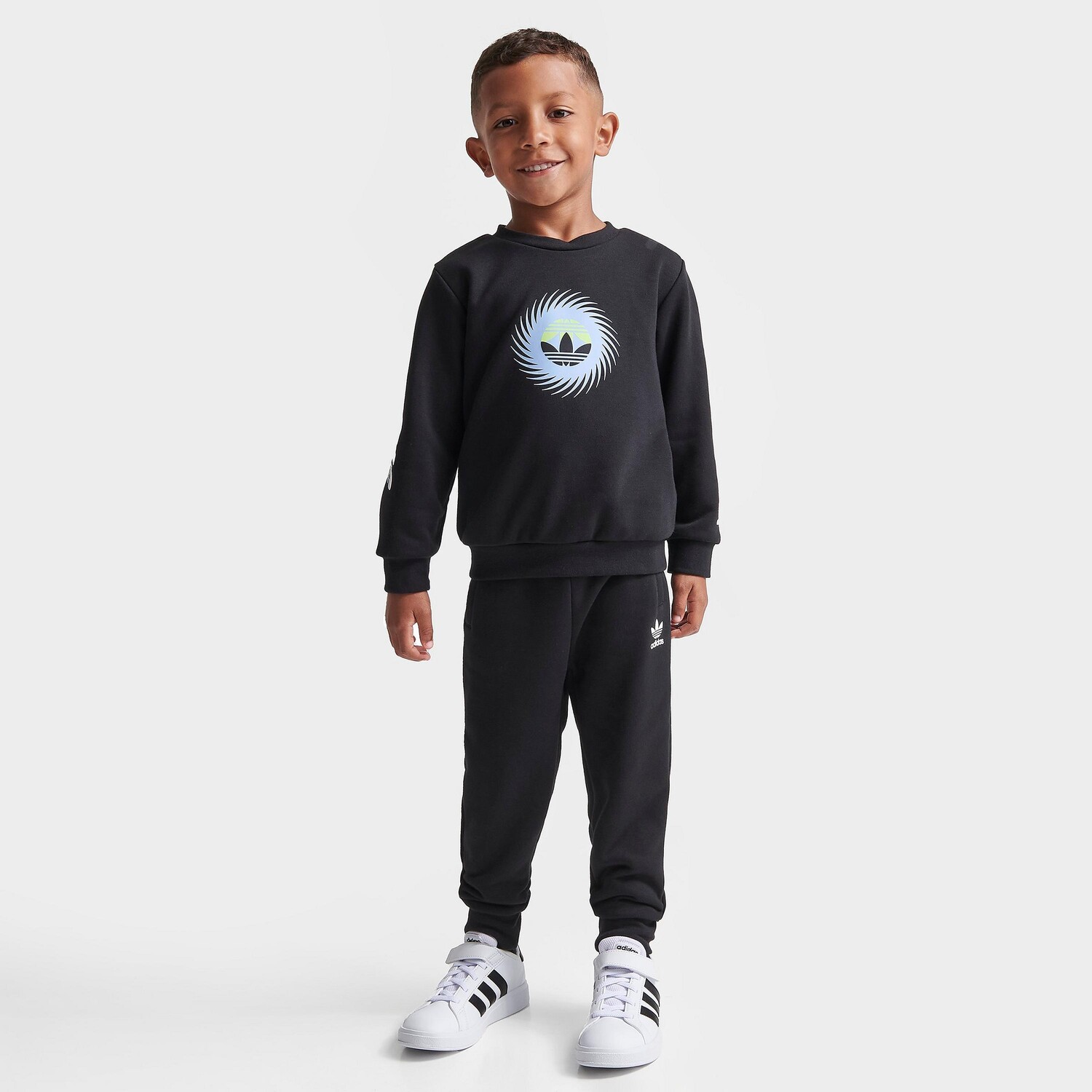 Детский комплект из толстовки с круглым вырезом и брюк для бега adidas Originals Trefoils для малышей, черный
Детский комплект из толстовки с круглым вырезом и брюк для бега adidas Originals Trefoils для малышей, черный