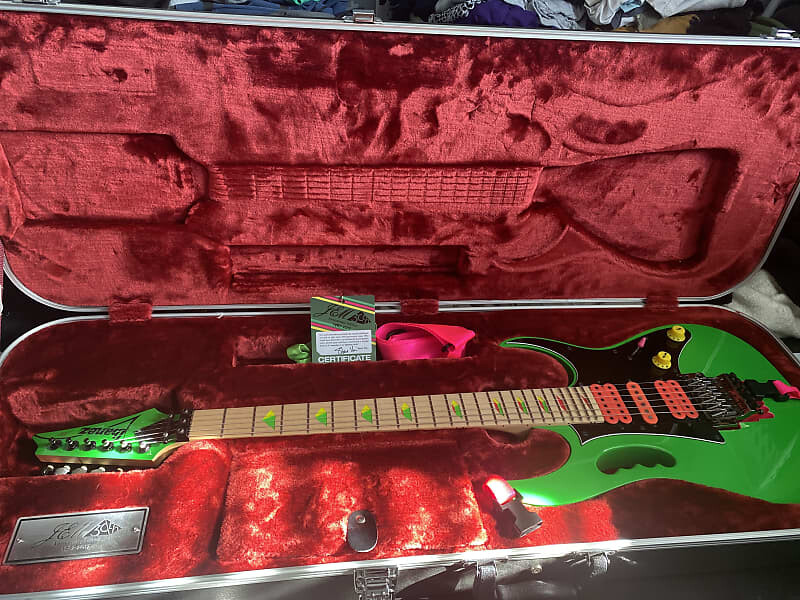 Электрогитара Ibanez JEM777-LG Steve Vai 30th Anniversary Limited Edition with Pink Pickups 2017 - Loch Ness Green
Электрогитара Ibanez JEM777-LG Steve Vai 30th Anniversary Limited Edition with Pink Pickups 2017 - Loch Ness Green