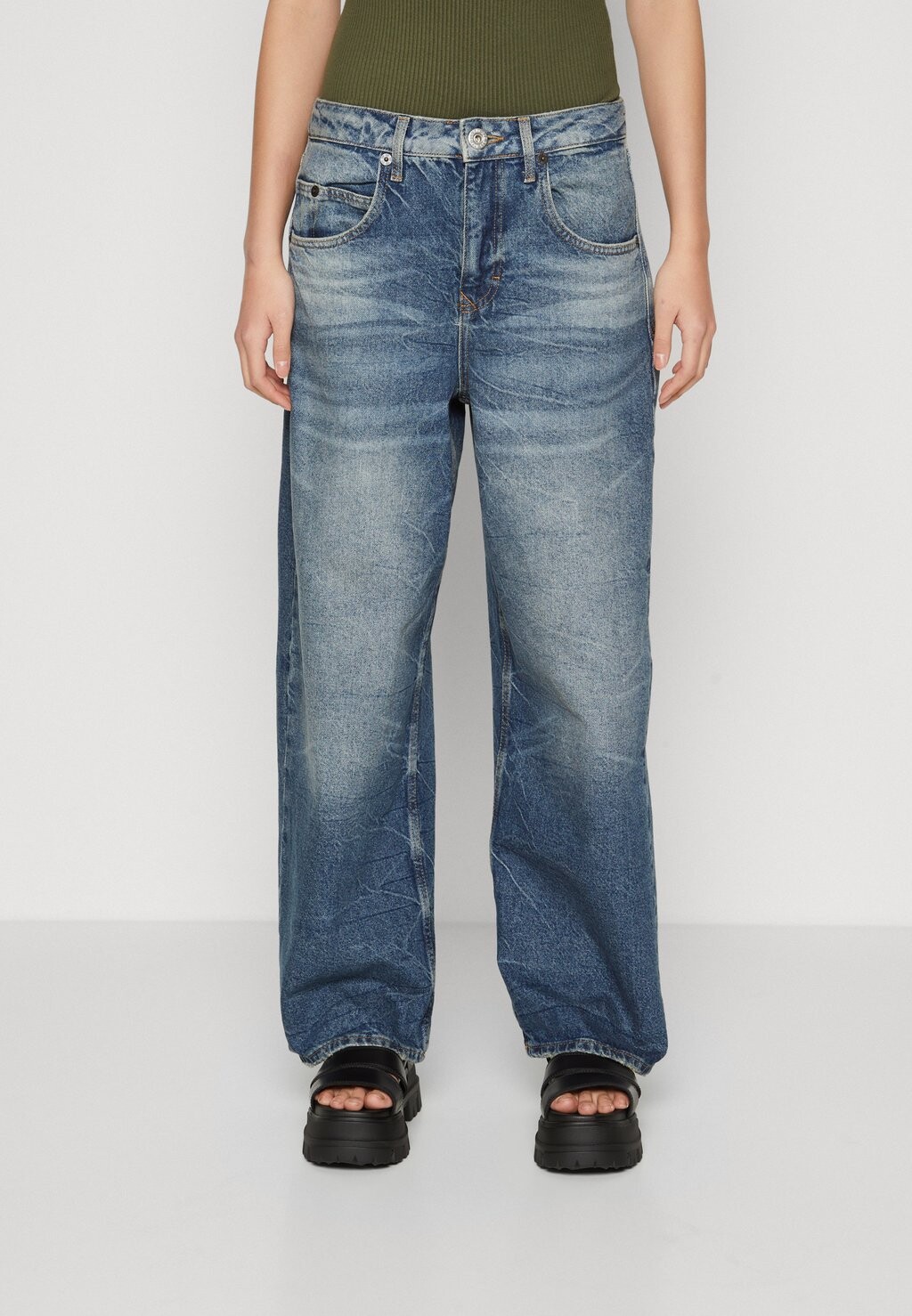 Джинсы свободного кроя POCKET APPLIQUE JAYA BDG Urban Outfitters, цвет mid vintage
Джинсы свободного кроя POCKET APPLIQUE JAYA BDG Urban Outfitters, цвет mid vintage