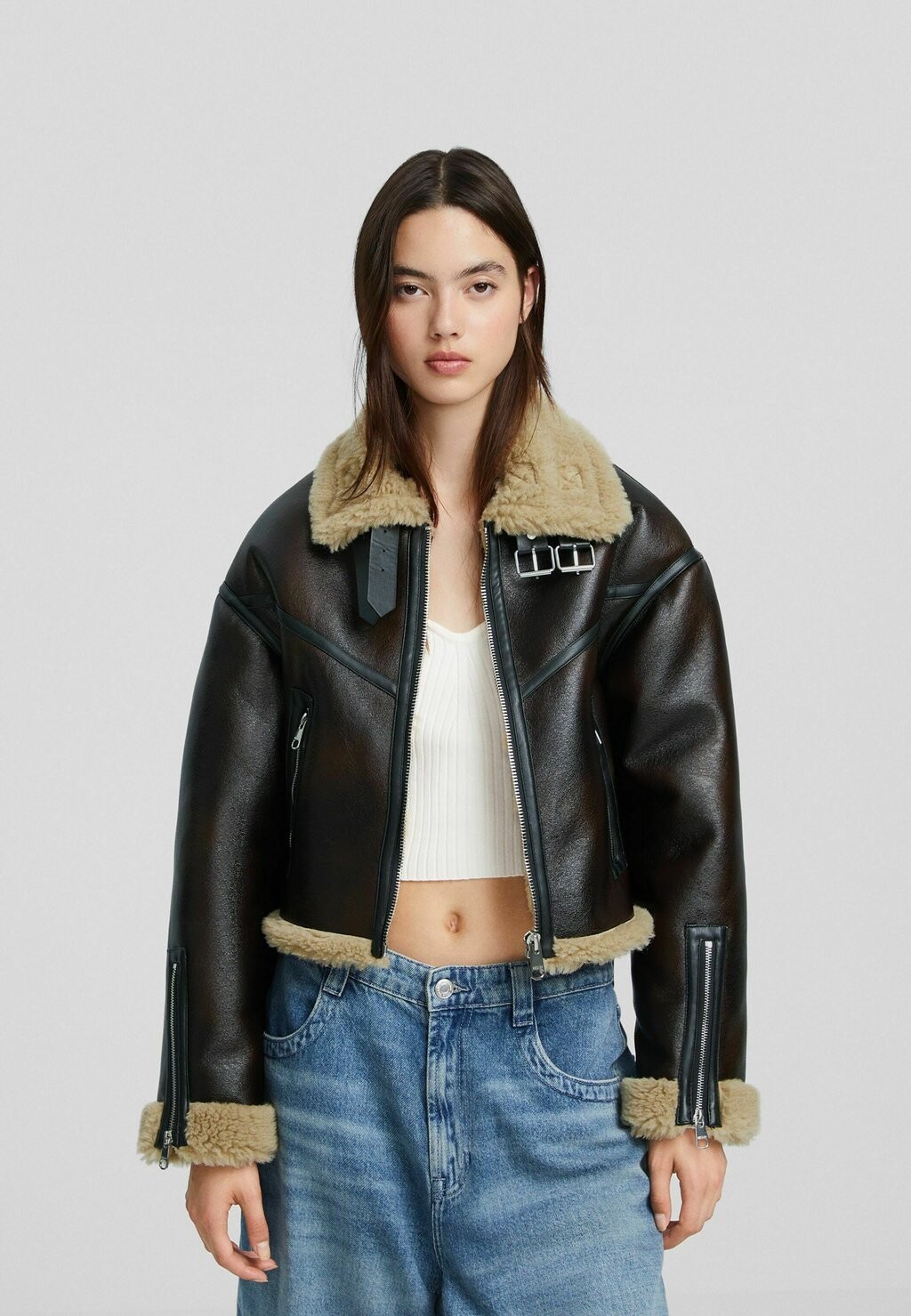 Куртка из искусственной кожи Distressed Double-Faced Trucker Bershka, цвет dark brown
Куртка из искусственной кожи Distressed Double-Faced Trucker Bershka, цвет dark brown