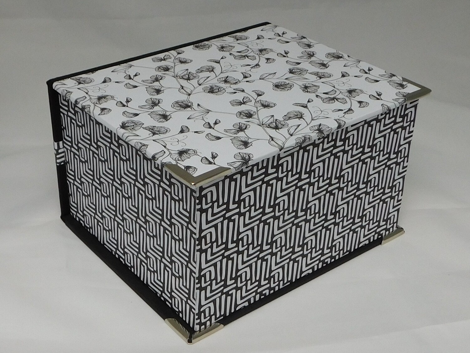 Klappbox Schachtel Handgemacht Fotokiste Geschenkverpackung Erinnerung Schatzkiste Sammelbox schwarz weiß
Klappbox Schachtel Handgemacht Fotokiste Geschenkverpackung Erinnerung Schatzkiste Sammelbox schwarz weiß