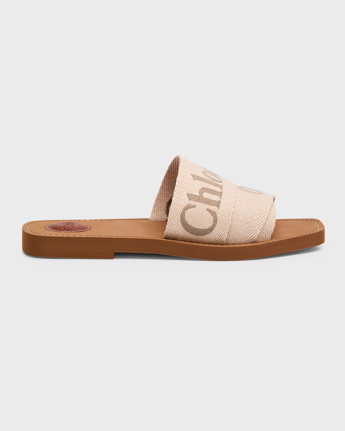 Сандалии на плоской подошве с вышитым логотипом Woody из коллаборации с High Summer Chloé, цвет Blushy Beige
Сандалии на плоской подошве с вышитым логотипом Woody из коллаборации с High Summer Chloé, цвет Blushy Beige