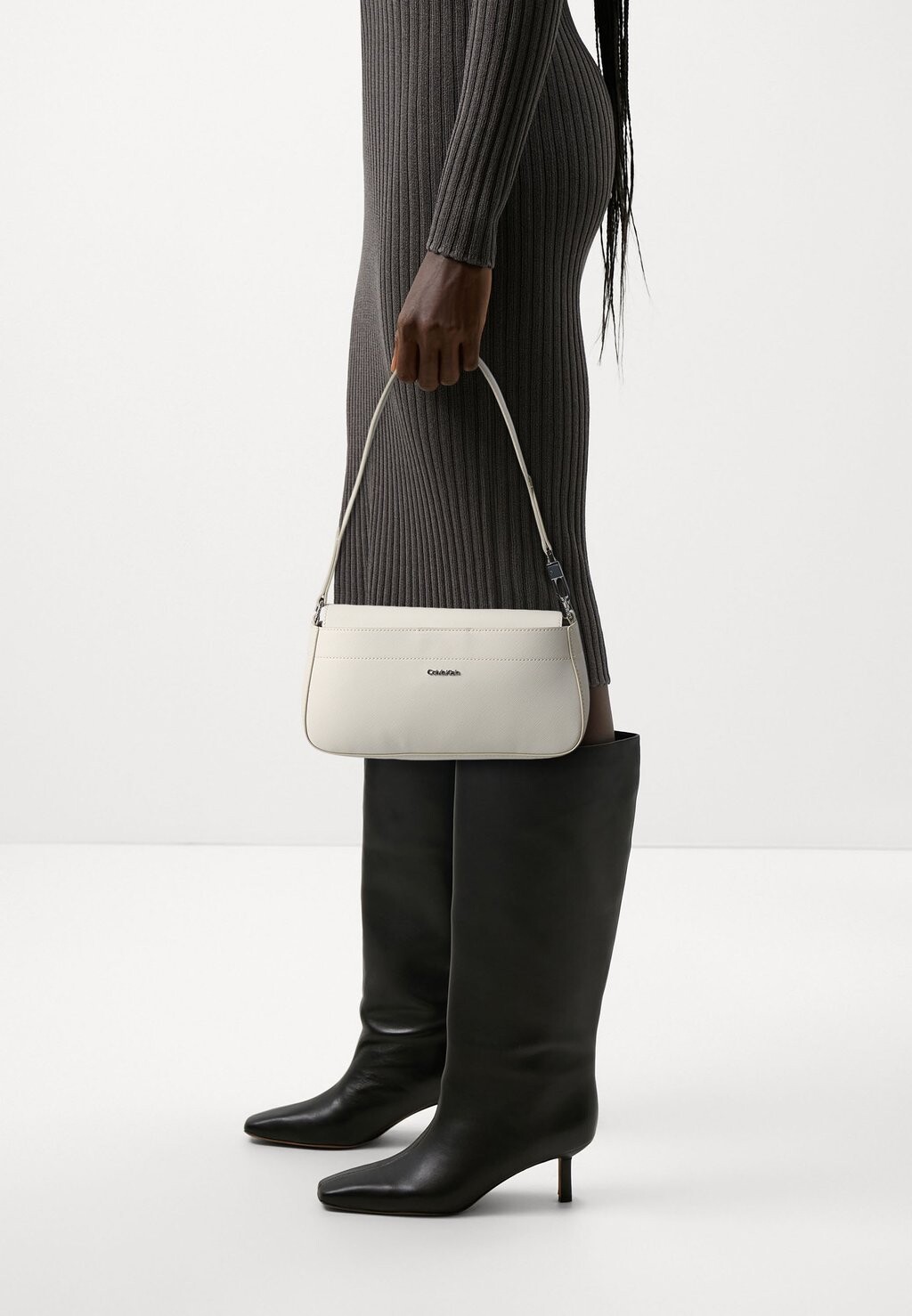 Сумка BUSINESS SHOULDER BAG SAFFIANO Calvin Klein, цвет dk ecru/sand pebble
Сумка BUSINESS SHOULDER BAG SAFFIANO Calvin Klein, цвет dk ecru/sand pebble