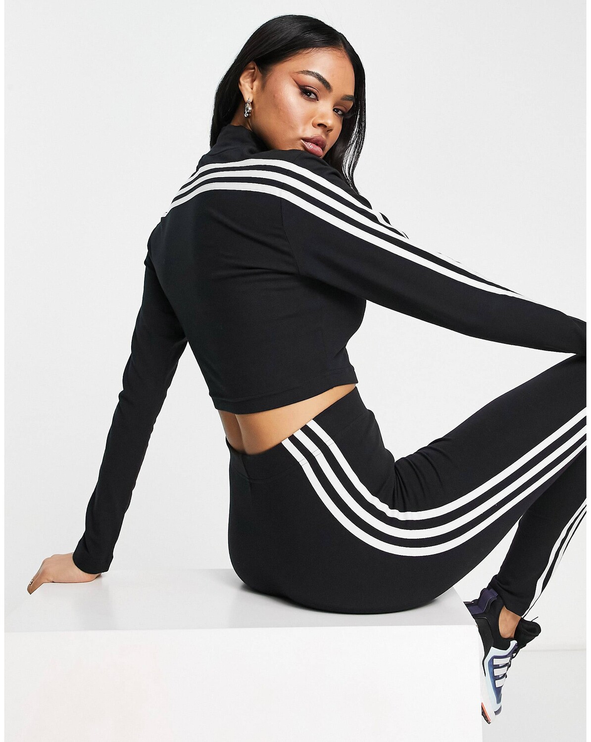Черный укороченный топ с длинными рукавами и 3 полосками adidas Sportswear future icons adidas performance
Черный укороченный топ с длинными рукавами и 3 полосками adidas Sportswear future icons adidas performance