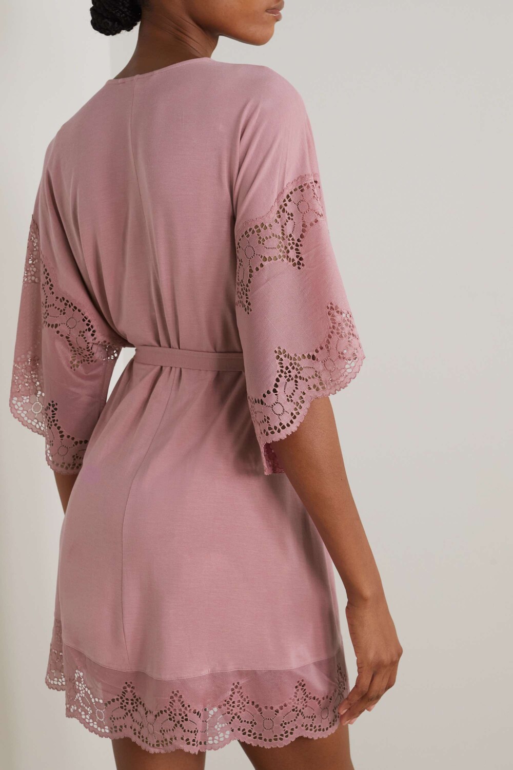 EBERJEY Халат Beatrix из эластичного модала TENCEL с кружевной отделкой, сиреневый
EBERJEY Халат Beatrix из эластичного модала TENCEL с кружевной отделкой, сиреневый