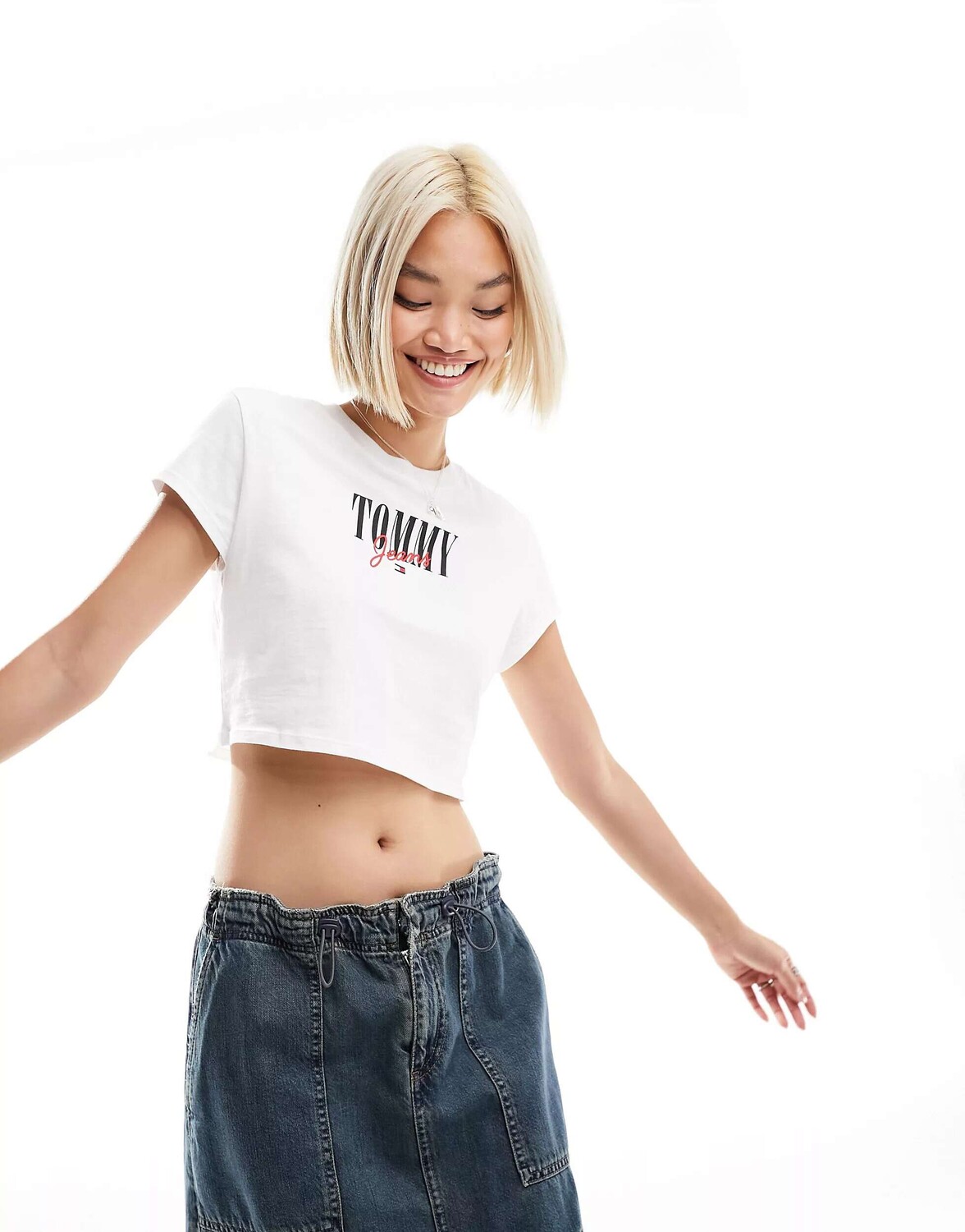 Белая укороченная футболка с короткими рукавами и логотипом Tommy Jeans, Белый
Белая укороченная футболка с короткими рукавами и логотипом Tommy Jeans, Белый