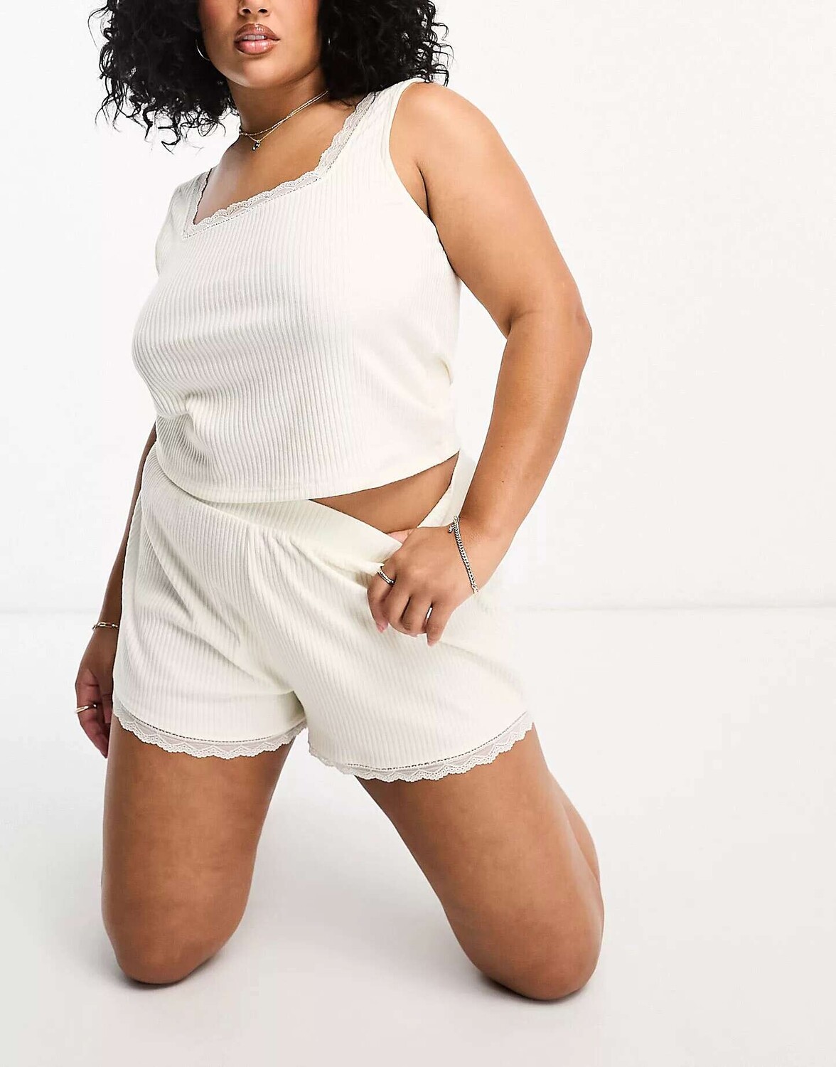 ASOS DESIGN Кремовый жилет с квадратным вырезом в рубчик и кружево Curve и короткая пижама
ASOS DESIGN Кремовый жилет с квадратным вырезом в рубчик и кружево Curve и короткая пижама