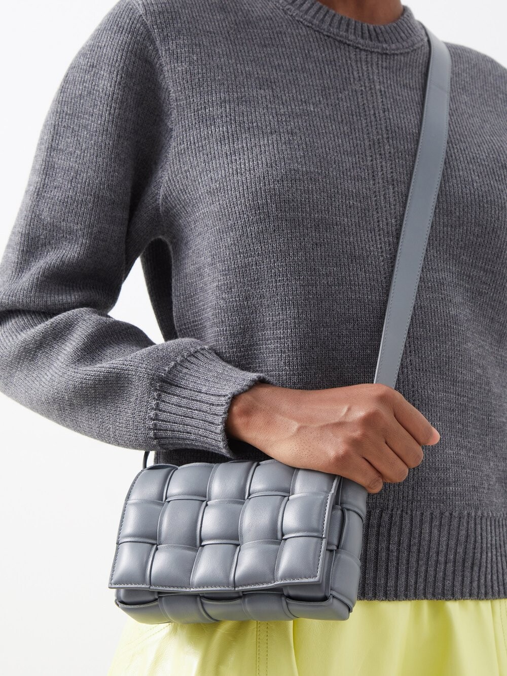 Маленькая сумка через плечо cassette из кожи intrecciato Bottega Veneta, серый
Маленькая сумка через плечо cassette из кожи intrecciato Bottega Veneta, серый