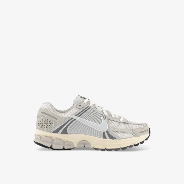 Кроссовки с низким берцем из кожи и сетки zoom vomero 5 с тиснением логотипа Nike, серебряный
Кроссовки с низким берцем из кожи и сетки zoom vomero 5 с тиснением логотипа Nike, серебряный
