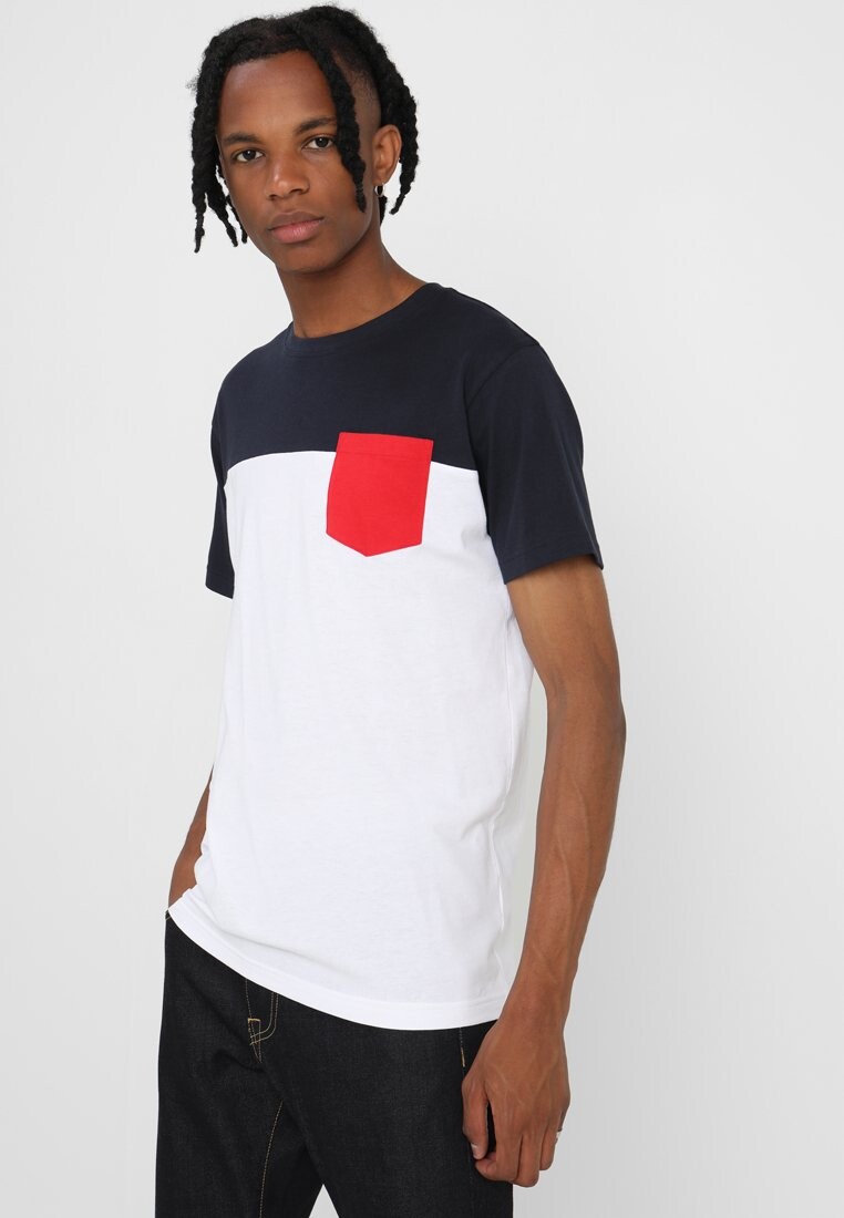 Футболка с принтом 3-TONE POCKET TEE Urban Classics, белый/темно-синий/огненный
Футболка с принтом 3-TONE POCKET TEE Urban Classics, белый/темно-синий/огненный
