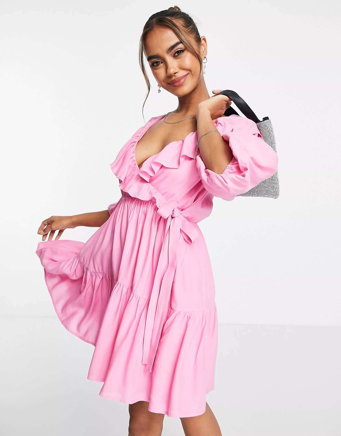 Розовое мини-платье с плиссированной юбкой In The Style x Lorna Luxe с запахом и оборками на шее
Розовое мини-платье с плиссированной юбкой In The Style x Lorna Luxe с запахом и оборками на шее