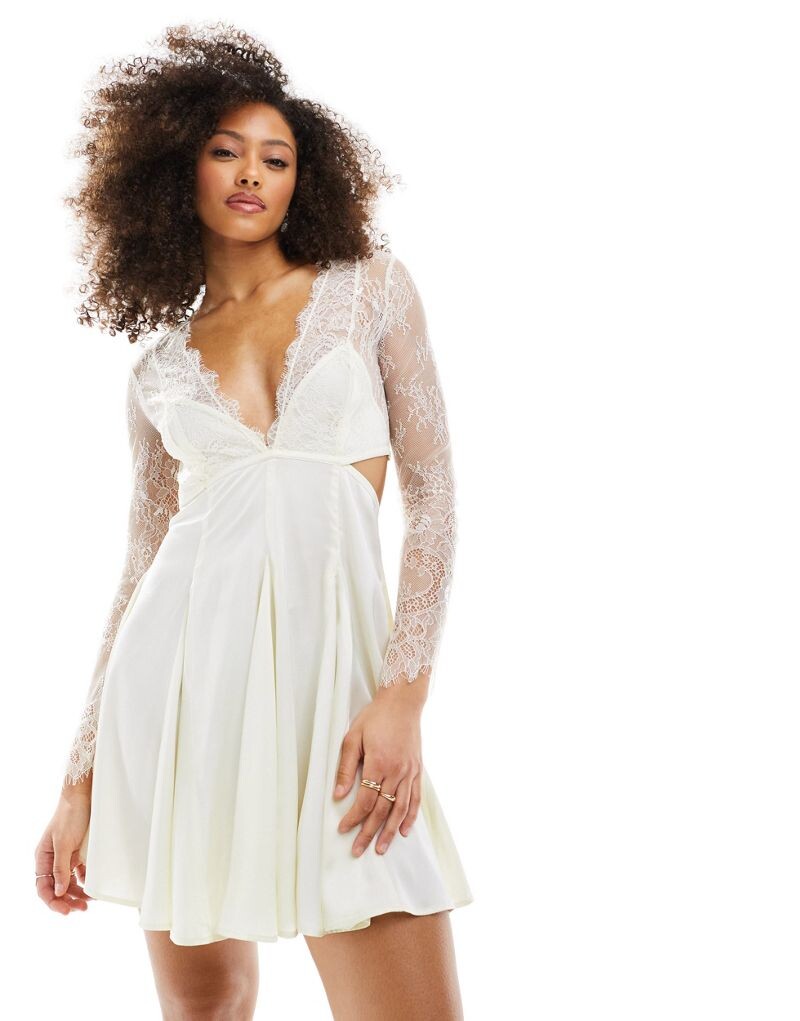 Короткое платье из кремового атласа ASOS DESIGN с кружевной отделкой и вырезом на талии
Короткое платье из кремового атласа ASOS DESIGN с кружевной отделкой и вырезом на талии