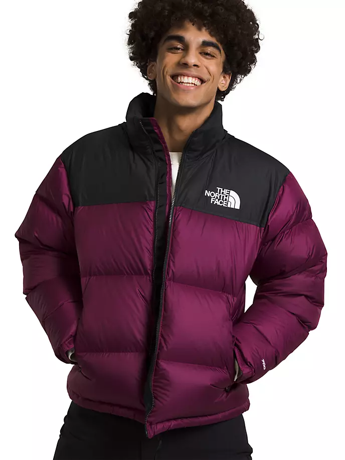 Пуховик Nuptse 1996 года с капюшоном в стиле ретро The North Face, цвет boysenberry
Пуховик Nuptse 1996 года с капюшоном в стиле ретро The North Face, цвет boysenberry