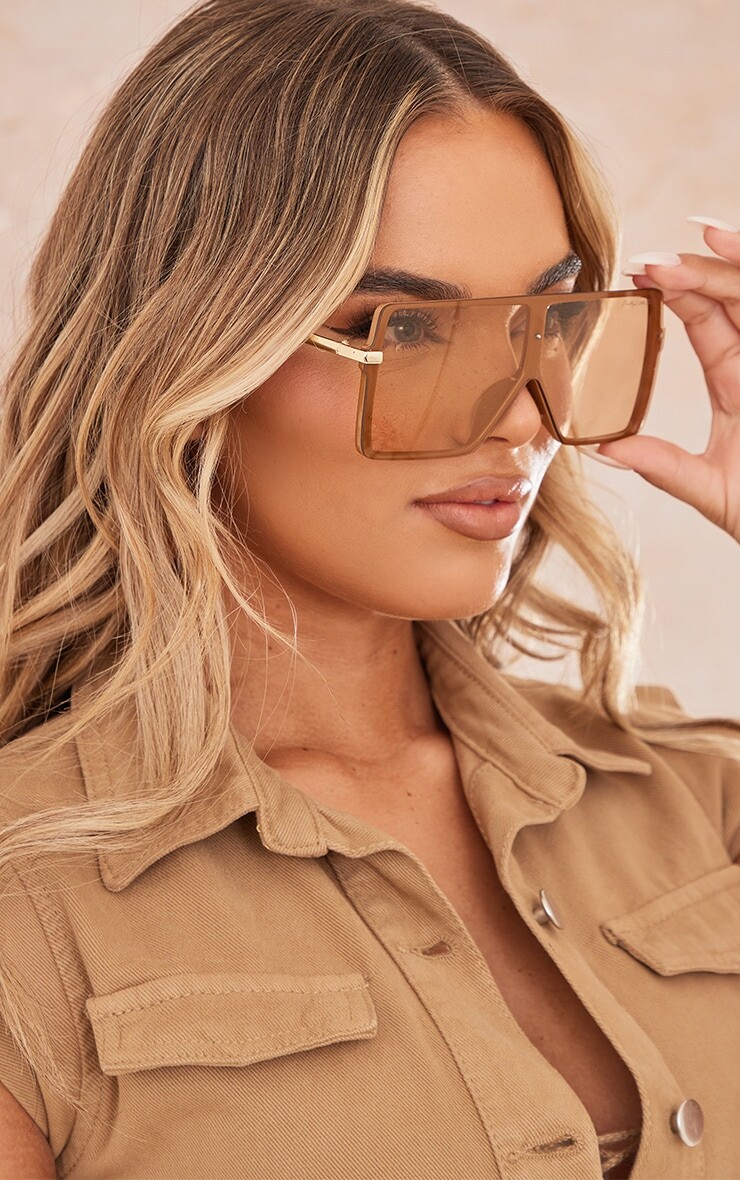 PrettyLittleThing Солнцезащитные очки с козырьком в бежевой оправе и золотой дужкой
PrettyLittleThing Солнцезащитные очки с козырьком в бежевой оправе и золотой дужкой