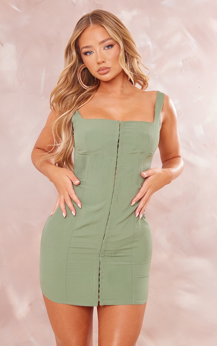 PrettyLittleThing Шифоновое облегающее платье цвета хаки на крючках и завязках на глазах
PrettyLittleThing Шифоновое облегающее платье цвета хаки на крючках и завязках на глазах