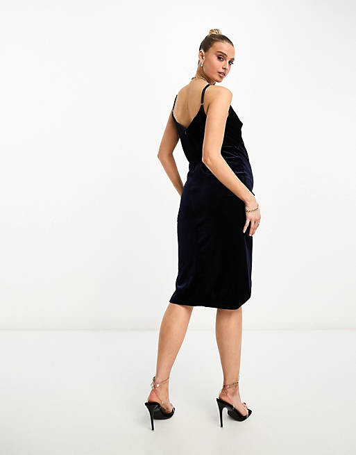 Эксклюзивное темно-синее бархатное платье со сборками и запахом Jaded Rose Maternity
Эксклюзивное темно-синее бархатное платье со сборками и запахом Jaded Rose Maternity
