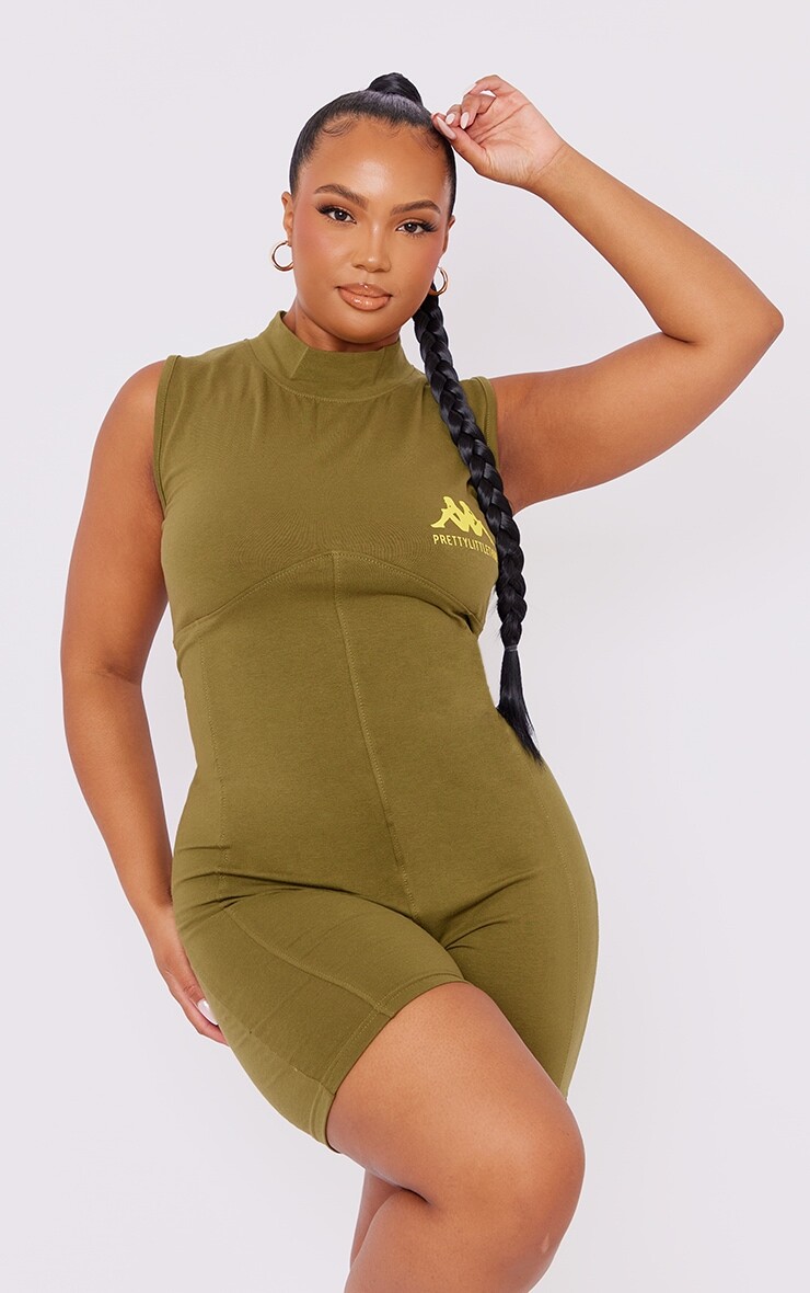 PrettyLittleThing Комбинезон на молнии цвета хаки Kappa Plus с воротником-борцовкой и принтом
PrettyLittleThing Комбинезон на молнии цвета хаки Kappa Plus с воротником-борцовкой и принтом