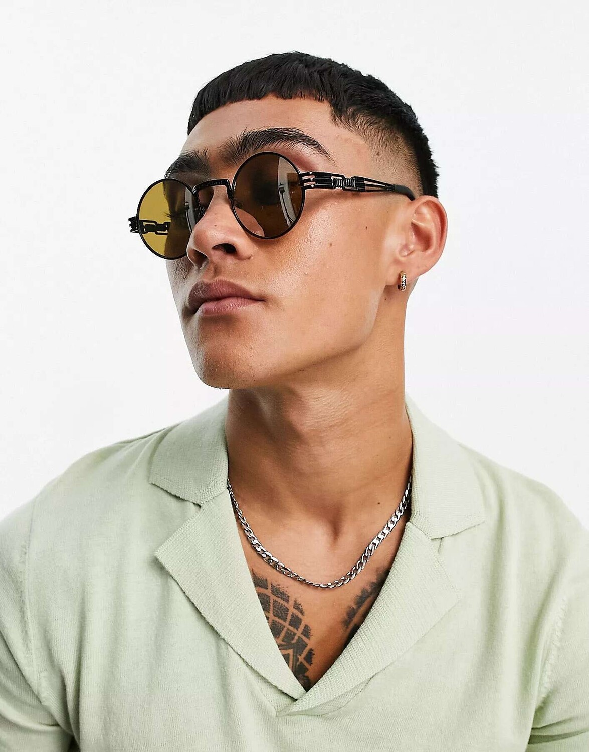 Черные круглые солнцезащитные очки ASOS с деталями на дужках и серебряными зеркальными линзами
Черные круглые солнцезащитные очки ASOS с деталями на дужках и серебряными зеркальными линзами