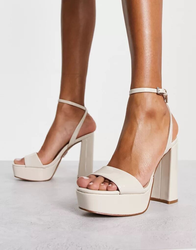 Сандалии Steve Madden Lessa лакированного цвета костяного цвета на подошве на платформе
Сандалии Steve Madden Lessa лакированного цвета костяного цвета на подошве на платформе