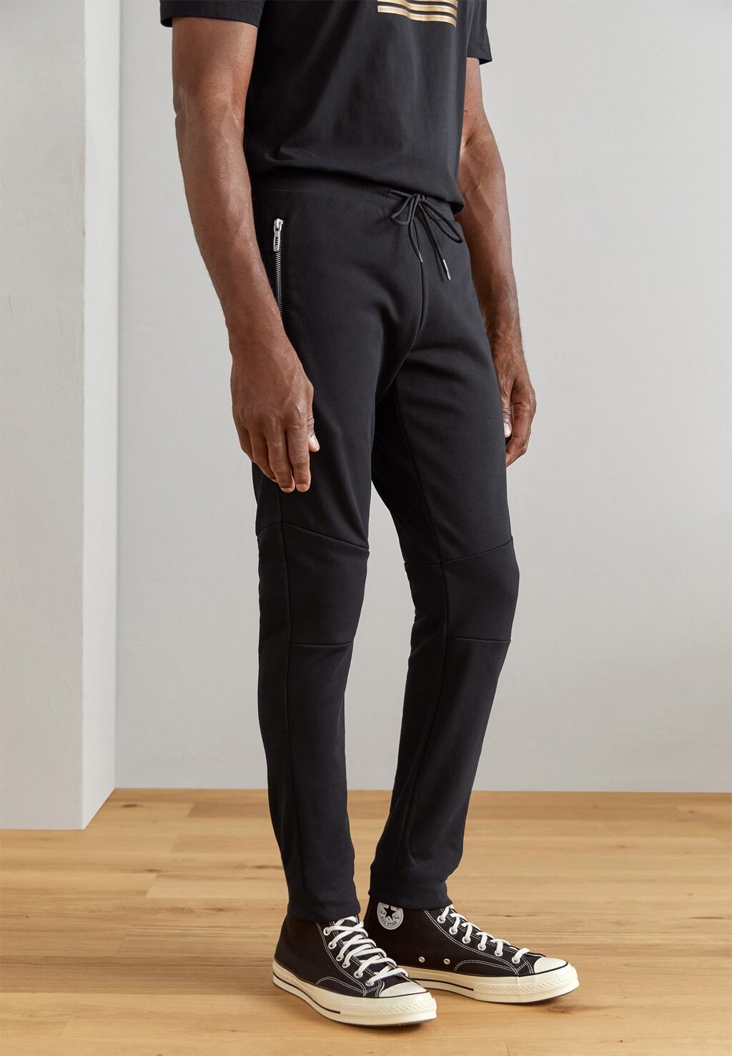 Спортивные штаны FLEECE SLIM FIT BLEND WITH RUBBER INJECTION LOGO Antony Morato, цвет black
Спортивные штаны FLEECE SLIM FIT BLEND WITH RUBBER INJECTION LOGO Antony Morato, цвет black