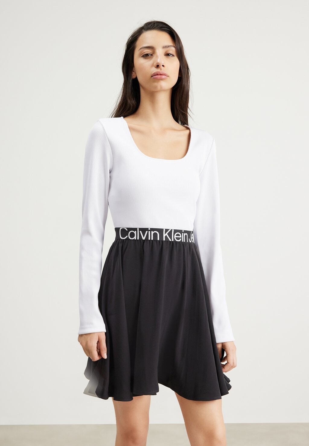 Летнее платье LOGO ELASTIC LONG SLEEVE DRESS Calvin Klein Jeans, ярко-белый/черный
Летнее платье LOGO ELASTIC LONG SLEEVE DRESS Calvin Klein Jeans, ярко-белый/черный